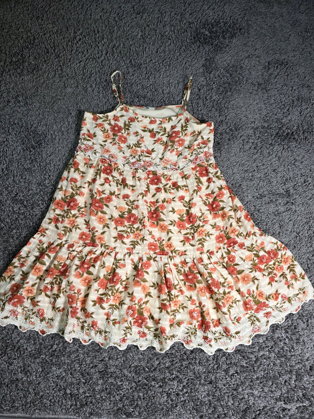 The AE Floral Embroidered Tiered Babydoll Dress in size S is a stylish and femin - Picture 4 of 12